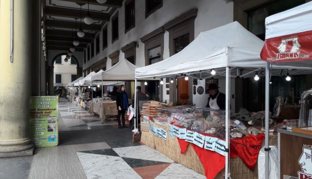 Sotto i portici di via Roma torna il Mercatale