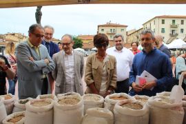 Il Prefetto in visita tra le bancarelle di piazza Zucchi