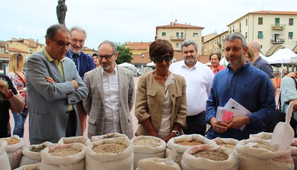 Il Prefetto in visita tra le bancarelle di piazza Zucchi