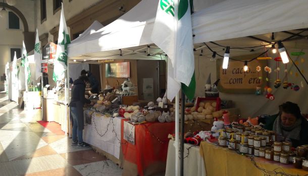 Mercato Agreste sotto i Portici di via Roma 