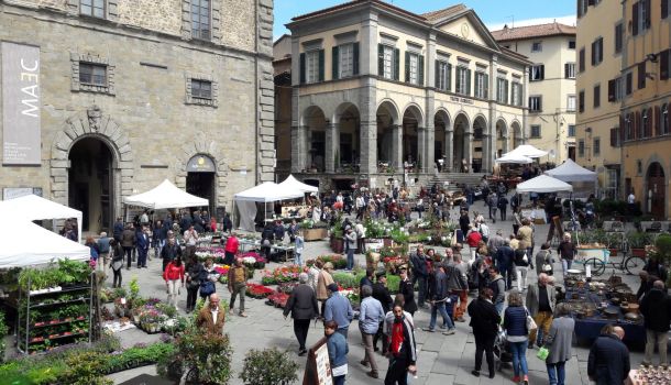 Fiera del rame, fiore e coccio a Cortona