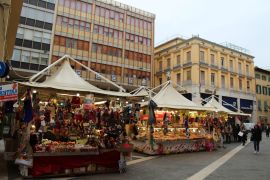 Mercatino natalizio in piazza San Jacopo e Risorgimento