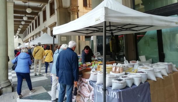 Torna il Mercatale sotto i portici di via Roma