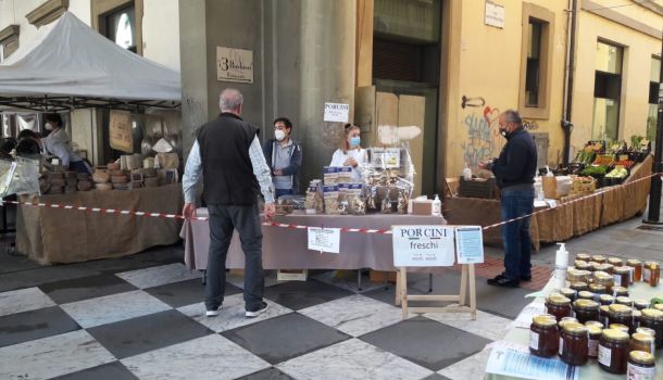 MERCATALE SOTTO I PORTICI DI VIA ROMA