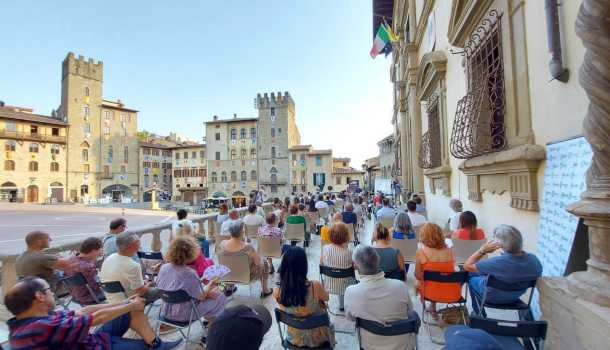 AREZZO MOONLIGHT FESTIVAL: SUCCESSO PER LA MARATONA LETTERARIA