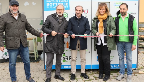 AMBIENTE: AL CARREFOUR EXPRESS DI SAN GIUSTINO ARRIVA LA MACCHINA PER RACCOGLIERE E RICICLARE LE BOTTIGLIA DI PLASTICA