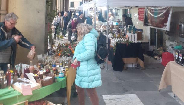 IL MERCATALE: SABATO 6 MAGGIO TORNA SOTTO I PORTICI DI VIA ROMA