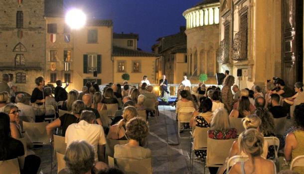 AREZZO MOONLIGHT FESTIVAL: DE GIOVANNI STREPITOSO CHIUDE L’EVENTO