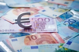 “Stiamo lavorando con il Ministero affinché si possano prevedere dei bonus per tutte le famiglie fino all’età dell’obbligo, con maggiore attenzione alle meno abbienti. Ribadiamo la nostra contrarietà agli sgravi fiscali, trattandosi di un meccanismo di difficile attuazione e che non favorirebbe chi più necessita di un aiuto”.  Così Cristina Giussani, Presidente del SIL, Sindacato Librai Confesercenti, sul caro libri di testo che sta infiammando il dibattito sui costi alle famiglie per il corredo scolastico.  Ma per il SIL la strada verso un “rientro a scuola” economicamente meno gravoso passa necessariamente dall’individuazione di un corretto mix tra le esigenze del corpo docente, il processo produttivo dei libri (il cui prezzo è un calcolo industriale) e il corretto equilibrio della filiera.  “Ho sentito tra le varie opinioni sul tema in questi giorni – sottolinea la Presidente del SIL – attaccare la Legge 15/2020 e ritengo che sul tema vada fatta chiarezza. Va detto che sconti sulla scolastica superiori al 15% sono illegali e lo erano anche prima del 2020. Inoltre, ricordo che grazie alla Legge sul Libro durante e dopo il Covid molte librerie di varia e scolastica sono riuscite a restare aperte o a riaprire. Quindi trovare in essa un capro espiatorio mi sembra davvero inopportuno”.  “Infine, – conclude Giussani – voglio ribadire come a beneficiare di questi aumenti non siano i librai che anzi vedono costantemente ridursi i margini di guadagno, passati dal 15% lordo di due tre anni fa al 10%/12% lordo di oggi (ecco il motivo del tetto massimo di sconto al pubblico). Questo potrebbe portare molti esercizi rinunciare alla vendita dei libri di testo, privando le famiglie di un servizio essenziale, perché nelle librerie si ottiene un vero e proprio servizio che non si limita alla vendita del bene. Cosa che, per ovvi motivi logistici, non avviene con le piattaforme on line e con la Gdo. Il mio invito è quello di lavorare, con tutta la filiera, a soluzioni che tutelino autori, editori e rivenditori, ma soprattutto le famiglie, in particolar modo quelle più bisognose”.