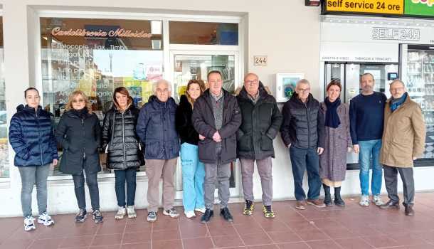 IN VIA FIORENTINA I COMMERCIANTI DONANO UN DEFIBRILLATORE