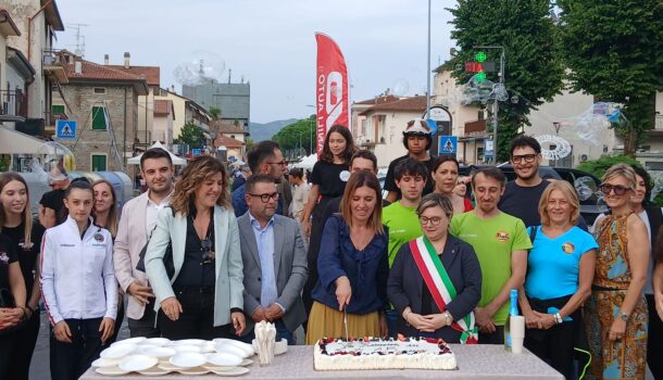 VIA ROMANA IN FESTA BATTE LA PIOGGIA