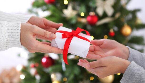 Natale: Confesercenti-Ipsos, entra nel vivo e torna nei negozi. Tra oggi e la Vigilia 20 milioni di italiani a caccia degli ultimi regali, il 62% acquisterà anche presso un punto vendita fisico