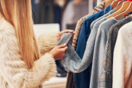 SALDI: CONFESERCENTI-IPSOS, AL VIA TRA VENERDÌ E SABATO. RESTANO L’EVENTO PIÙ ATTESO: INTERESSATO IL 92%, MA UNO SU DUE COMPRERÀ SOLO CON L’OCCASIONE GIUSTA. ACQUISTI IN NEGOZIO PER L’87%