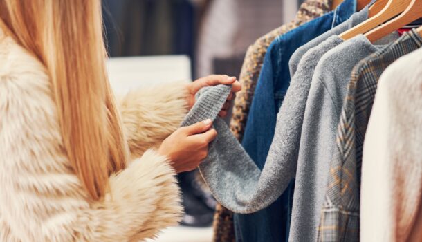 SALDI: CONFESERCENTI-IPSOS, AL VIA TRA VENERDÌ E SABATO. RESTANO L’EVENTO PIÙ ATTESO: INTERESSATO IL 92%, MA UNO SU DUE COMPRERÀ SOLO CON L’OCCASIONE GIUSTA. ACQUISTI IN NEGOZIO PER L’87%