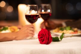 San Valentino: Confesercenti-Ipsos, il sabato ‘accende’ la festa. Tra cene romantiche, fiori, regali e viaggi, spesa media di 152 euro