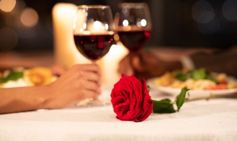 San Valentino: Confesercenti-Ipsos, il sabato ‘accende’ la festa. Tra cene romantiche, fiori, regali e viaggi, spesa media di 152 euro
