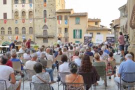 AREZZO MOONLIGHT FESTIVAL: TERRAZZO DI FRATERNITA PIENO DI LETTORI
