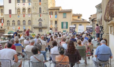 AREZZO MOONLIGHT FESTIVAL: TERRAZZO DI FRATERNITA PIENO DI LETTORI
