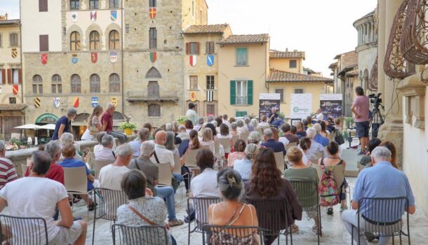 AREZZO MOONLIGHT FESTIVAL: TERRAZZO DI FRATERNITA PIENO DI LETTORI